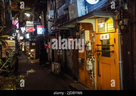 Tokyo, Giappone - 08 gennaio 2020: Zona Golden Gai di Shinjuku con molti piccoli bar nel centro di Tokyo di notte Foto Stock