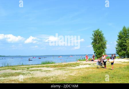 Vacanzieri sulle rive del lago di Svityaz, Ucraina Foto Stock