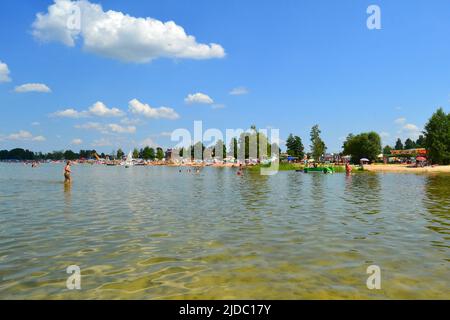 Vacanzieri sulle rive del lago di Svityaz, Ucraina Foto Stock