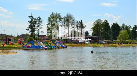 Vacanzieri sulle rive del lago di Svityaz, Ucraina Foto Stock