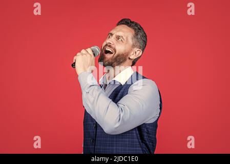 Mantieni la calma e il karaoke. Cantante karaoke sfondo rosso. Canto al microfono. Musica dal vivo Foto Stock