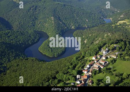 Francia, Puy-de-Dôme, Gorges Sioul il meandro di Queuille (vista aerea) Foto Stock