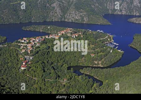 Francia, Loira, Saint-Victor-sur-Loire, città medievale, si affaccia sul lago Grangent (foto aerea) Foto Stock