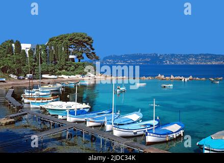 Francia, Alpes-Maritimes Antibes, Eden Roc il piccolo porto dell'olivette sul cornicione Foto Stock
