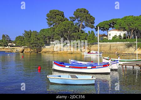 Francia, Alpes-Maritimes Antibes, Eden Roc il piccolo porto dell'olivette sul cornicione Foto Stock