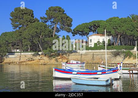 Francia, Alpes-Maritimes Antibes, Eden Roc il piccolo porto dell'olivette sul cornicione Foto Stock