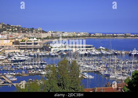 Francia, Alpes-Maritimes, Cannes, porto vecchio, la vista del porto e la baia da le Suquet Foto Stock