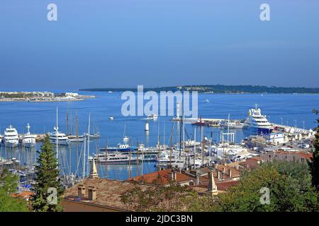 Francia, Alpes-Maritimes, Cannes, porto vecchio, la vista del porto e la baia da le Suquet Foto Stock