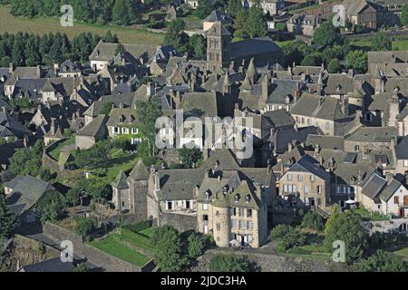 Francia, Cantal, Salers, villaggio etichettato 'Most bei villaggi di Francia' (foto aerea) Foto Stock