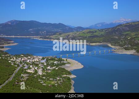 Francia Hautes Alpes Savines Le Lac Serre Poncon Lago In Autunno Foto Stock Alamy