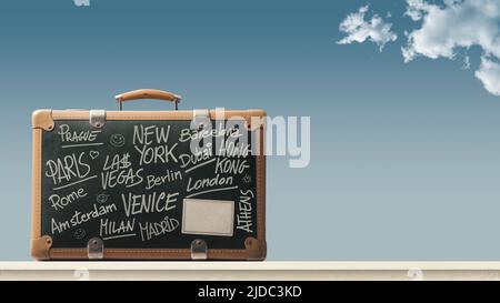 Valigia d'epoca con nomi di capitali: Concetto di viaggio internazionale Foto Stock
