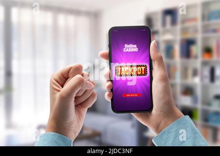 Jackpot vincente su app casino online, giochi online e concetto di gioco d'azzardo, POV shot Foto Stock