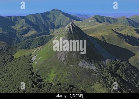 Francia, Cantal (15) Puy Griou è un picco vulcanico di 1690 metri delle Montagne Cantal situato sul crinale tra le valli del Cere e Jordanne, vicino alla stazione sciistica Lioran (foto aerea) Foto Stock