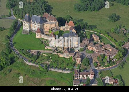 Francia, Dordogne, Biron villaggio dominato dal castello XII secolo elencati monumento storico (vista aerea) Foto Stock