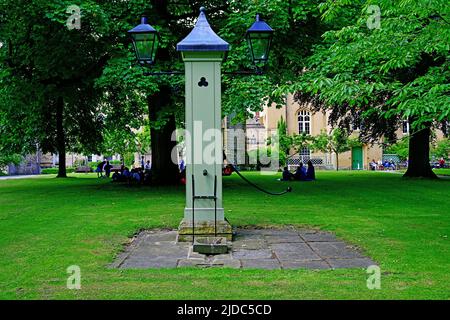 Antica pompa d'acqua all'interno dei terreni della Cattedrale di Durham Foto Stock