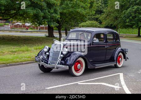 1935 30s Thirties Black pre-guerra Ford Model Y 3600cc berlina a benzina; le automobili hanno caratterizzato durante il 58th anno del Manchester to Blackpool Touring Assembly per Veteran, Vintage, Classic e automobili care. Foto Stock