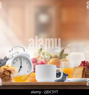 Colazione sana a casa con deliziosa frutta fresca, pane, cereali e bevande Foto Stock