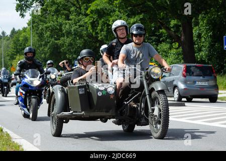 Chelm, Lubelskie, Polonia - 18 giugno 2022: Rally dei motociclisti a Chelm al MotoKropla 2022, uomini su una vecchia moto con un rimorchio Foto Stock