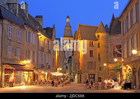 Francia, Dordogne Sarlat-la-Canéda, la città vecchia con la sua illuminazione notturna Foto Stock