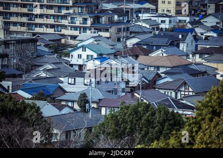 Vista panoramica sui tetti residenziali della città di Himeji, Giappone Foto Stock