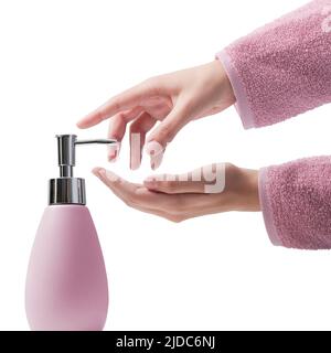 Donna lavando le mani, sta pompando sapone su sfondo bianco Foto Stock