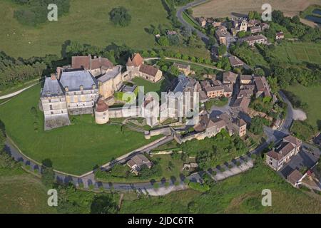 Francia, Dordogne, Biron villaggio dominato dal castello XII secolo elencati monumento storico (vista aerea) Foto Stock