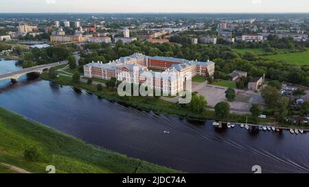 Vista aerea di Jelgava City Panorama LLU Palace in Lettonia, Zemgale. Il più grande castello in stile barocco di Baltics sulla riva del fiume Lielupe. Aereo Jelgava Foto Stock