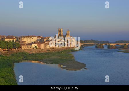 Francia, Gard Pont-Saint-Esprit la città vecchia sulle rive del Rhône Foto Stock