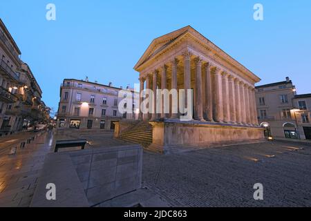 Francia, Gard Nîmes, la Maison Carrée illuminazione notturna Foto Stock