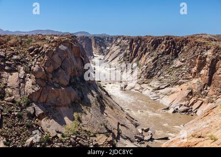 Il fiume Orange che scorre nella gola in un luogo chiamato Oranjekom nel Parco Nazionale Augrabies, Capo Nord, Sudafrica Foto Stock