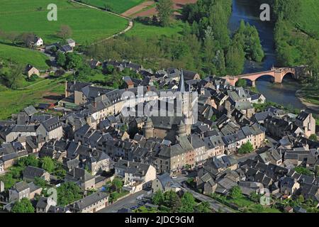 Francia, Aveyron (12), Saint-come-Olt, villaggio etichettato 'Most bei villaggi di Francia', situato sul percorso di pellegrinaggio di San Giacomo di Compostella, campanile della chiesa con un attorcigliato, (foto aerea), Foto Stock