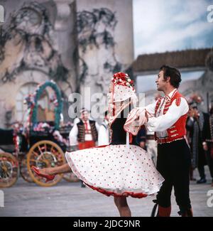 Vergißmeinnicht, ZDF Spielshow, Deutschland, 1968, im Bild: Gaststar Marika Rökk in einer Operettenszene als Gräfin Mariza mit einem Tänzer des ZDF Fernsehballets. Vergissmeinnicht, show televisivo, Germania, 1968, sulla foto: Ospite star Marika Roekk in una scena operetta come Contessa Mariza con una ballerina del balletto TV. Foto Stock
