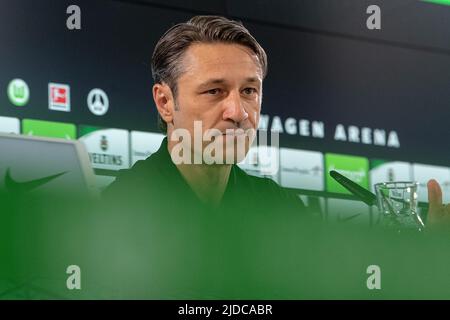 20 giugno 2022, bassa Sassonia, Wolfsburg: Calcio: Bundesliga, conferenza stampa VfL Wolfsburg per introdurre il nuovo allenatore. Parla l'allenatore di Wolfsburg Niko Kovac. Foto: Swen Pförtner/dpa Foto Stock