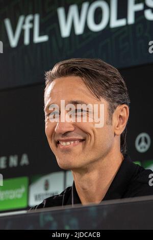 20 giugno 2022, bassa Sassonia, Wolfsburg: Calcio: Bundesliga, conferenza stampa VfL Wolfsburg per introdurre il nuovo allenatore. Parla l'allenatore di Wolfsburg Niko Kovac. Foto: Swen Pförtner/dpa Foto Stock