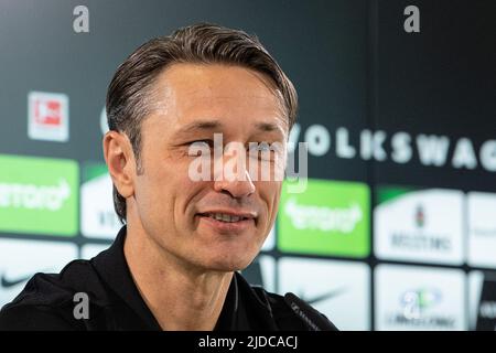 20 giugno 2022, bassa Sassonia, Wolfsburg: Calcio: Bundesliga, conferenza stampa VfL Wolfsburg per introdurre il nuovo allenatore. Parla l'allenatore di Wolfsburg Niko Kovac. Foto: Swen Pförtner/dpa Foto Stock