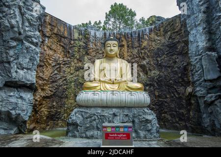 Samut Sakhon THAILANDIA - 21 maggio 2022: Wat Laksee ratsamosorn, grandi leggende del buddha di Luang Pho Toh Mahayana, un grande corpo nel mezzo di una bella Foto Stock