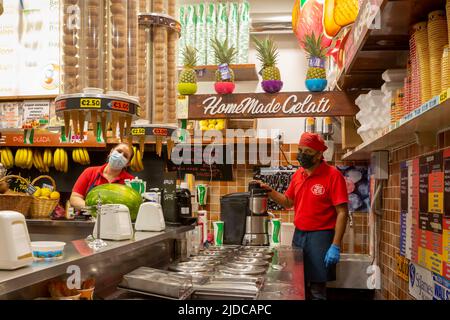 Due operai in una gelateria di notte a Roma Foto Stock