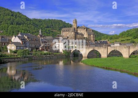 Francia, Aveyron Estaing, il villaggio labellized sormontato da un castello medievale, nella valle del Lot Foto Stock