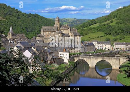 Francia, Aveyron Estaing, il villaggio labellized sormontato da un castello medievale, nella valle del Lot Foto Stock