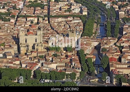 Francia, Aude, Narbonne, una città ricca di storia è attraversata dal Canal de la Robine Patrimonio Mondiale dell'Umanità dall'UNESCO (foto aerea), Foto Stock