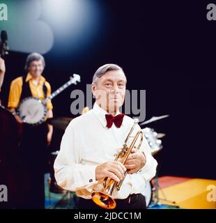 NAT Gonella, britischer Jazz-Musiker, Trompeter, Mellophonist, bandleader des Dizzyland Jazz, hier bei einem TV Auftritt in der ARD: Musikladen, Deutschland, 1975. NAT Gonella, musicista jazz britannico, trombettista, melofonista, bandleader di Dizzyland Jazz, presentato qui al programma di musica televisiva: Musikladen, Germania, 1975. Foto Stock