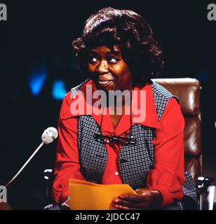 Sarah Vaughan, amerikanische Sängerin und bedeutende Jazz Vokalistin, hier in einer TV Sendung, Deutschland, circa 1975. Sarah Vaughan, cantante statunitense e cantante jazz importante, qui in un programma televisivo, Germania, circa 1975. Foto Stock