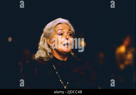 Gwyneth Jones, britische Opernsängerin, Sopranistin, bei einem Auftritt in Deutschland, 1988. Gwyneth Jones, cantante lirico britannico, soprano drammatico, esibizione in Germania, 1988. Foto Stock