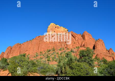 Butte con il sole che cade sulla roccia rossa della splendida Sedona Arizona. Foto Stock