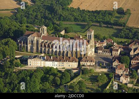 Francia, Yonne, Vezelay villaggio dominato dalla Basilica romanica di Santa Maria Maddalena (aerea) Foto Stock