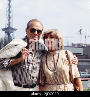 Helmut Zacharias, deutscher Geiger und Komponist, hier mit seiner Frau Hella, Deutschland, circa 1981. Helmut Zacharias, violinista e compositore tedesco, qui con sua moglie Hella, Germania, circa 1981. Foto Stock