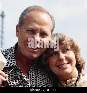 Helmut Zacharias, deutscher Geiger und Komponist, hier mit seiner Frau Hella, Deutschland, circa 1981. Helmut Zacharias, violinista e compositore tedesco, qui con sua moglie Hella, Germania, circa 1981. Foto Stock