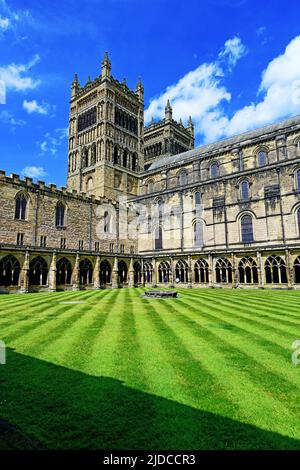 Chiostri quadranti interni della cattedrale di Durham contro erba appena tagliata e cielo blu con nube di cumulo Foto Stock