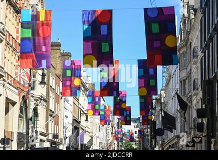 SOLO PER USO EDITORIALE General views durante la presentazione di un'installazione di bandiere appositamente progettata dall'artista britannico Mali Morris RA su Bond Street di Londra, come parte di Art in Mayfair, una celebrazione annuale di sei settimane di arte e cultura che si svolge accanto alla Royal Academy of Art's Summer Exhibition 2022. Data foto: Lunedì 20 giugno 2022. Foto Stock