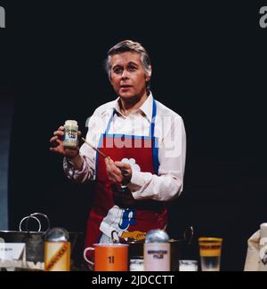 Peter Weck, Österreichischer Schauspieler, Bühnendarsteller, Regisseur und Theaterintendant, hier als TV Koch mit einem Glas Opernballsam, Österreich circa 1976. Peter Weck, attore austriaco, attore di scena, regista e regista teatrale, qui come cuoco televisivo con un bicchiere di Opernballsam, Austria, circa 1976. Foto Stock